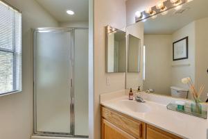 Vannituba majutusasutuses 14 Mi to Dtwn Phoenix Condo with Balcony and Spa!