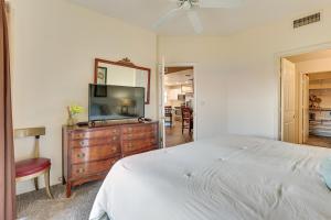 Televiisor ja/või meelelahutuskeskus majutusasutuses 14 Mi to Dtwn Phoenix Condo with Balcony and Spa!
