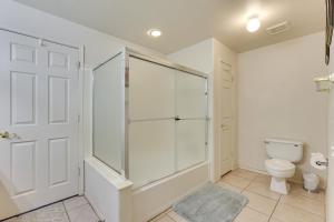 Vannituba majutusasutuses 14 Mi to Dtwn Phoenix Condo with Balcony and Spa!