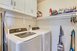 Köök või kööginurk majutusasutuses 14 Mi to Dtwn Phoenix Condo with Balcony and Spa!