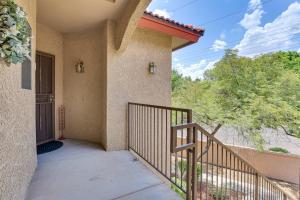 Rõdu või terrass majutusasutuses 14 Mi to Dtwn Phoenix Condo with Balcony and Spa!