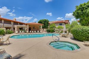 Bassein majutusasutuses 14 Mi to Dtwn Phoenix Condo with Balcony and Spa! või selle lähedal