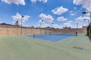 Tennis ja/või seinatennis majutusasutuses 14 Mi to Dtwn Phoenix Condo with Balcony and Spa! või selle läheduses