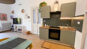 una cucina con lavello e fornello di La Casa di Frida - A due passi dal Gran Balon a Torino