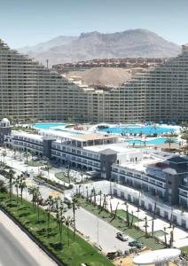 una vista aérea de un gran hotel con un complejo en Porto Pyramids Sokhna Elite, en Ain Sokhna