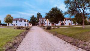a dirt road in front of a house at Agriturismo La Bisa in Trecenta
