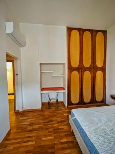ノチェーラ・インフェリオーレにあるCome a Casa luxury roomsのベッドと机と椅子のある寝室