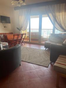 una sala de estar con un sofá y una mesa en Porto Pyramids Sokhna Elite, en Ain Sokhna 19 fotos más