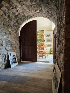 an archway leading into a house with a door at Bujtina Veritos in Berat