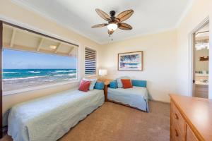 Rúm í herbergi á Hanalei Colony Resort F3