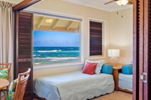 Rúm í herbergi á Hanalei Colony Resort F3