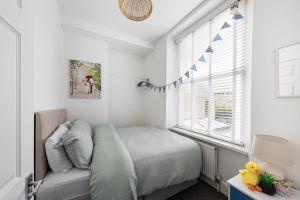 ein Schlafzimmer mit einem Bett und einem Fenster in der Unterkunft Sea Shore Apartment in Llandudno