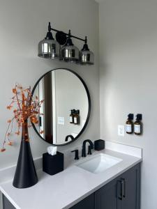 un baño con lavabo y espejo en 1280 Bungalow, en Atlanta 56 fotos más