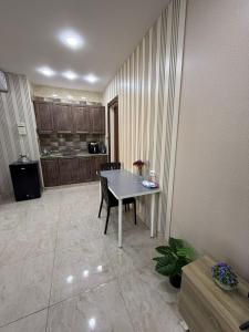 Η κουζίνα ή μικρή κουζίνα στο sky view rooftop