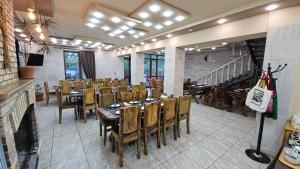 ディリジャンにあるVAN Guesthouseの部屋にテーブルと椅子があるレストラン