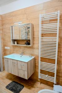 une salle de bain avec un lavabo et un miroir dans l'établissement Il Rifugio di Eva, à Alberobello