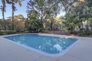 Amelia Island Plantation townhome with amazing marsh views, WiFi & shared pool في Franklintown: مسبح كبير في حديقة فيها اشجار