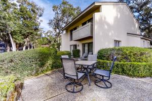 Amelia Island Plantation townhome with amazing marsh views, WiFi & shared pool في Franklintown: طاولة وكراسي أمام منزل