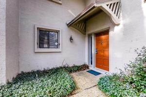 Amelia Island Plantation townhome with amazing marsh views, WiFi & shared pool في Franklintown: منزل فيه باب بني ونافذة +33 صورة