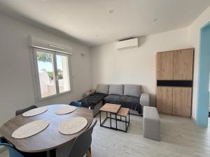 Posezení v ubytování Maison rénovée 4 pers – Cour fermée et parking - FR-1-197-632