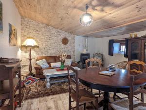 Posezení v ubytování Gîte atypique à Courtesoult-et-Gatey pour un séjour confortable - FR-1-583-491 + 11 fotografií