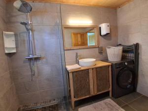 Phòng tắm tại Villa spacieuse à Grand Coude avec accès PMR - FR-1-786-52 +20 ảnh