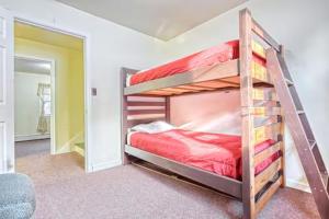 Ένα ή περισσότερα κρεβάτια σε δωμάτιο στο Spacious Cabin - Mountain Lodge on 35 Acres