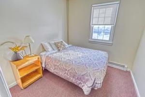 Ένα ή περισσότερα κρεβάτια σε δωμάτιο στο Spacious Cabin - Mountain Lodge on 35 Acres +3 φωτογραφίες