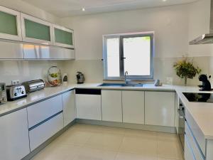 Una cocina o cocineta en Vila orada lola 22 fotos más