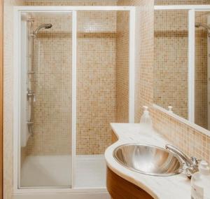 a bathroom with a sink and a shower at Perre Rural House in Perre