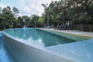 Bazén v ubytování Untamed Luxury Jungle 2BR Home in Bahia Principe nebo v jeho okolí