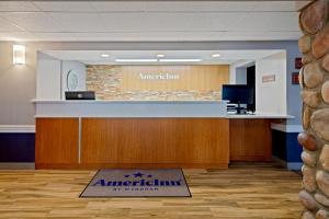 Ο χώρος του λόμπι ή της ρεσεψιόν στο AmericInn by Wyndham Bismarck +85 φωτογραφίες