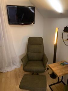 Televízia a/alebo spoločenská miestnosť v ubytovaní Zentrale Wohnung an der Gondel & Naturblick