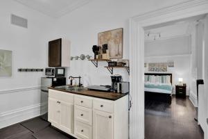 Billede fra billedgalleriet på Cozy 1 Bed Apt Mins to Downtown and Beach Parking i Cobourg