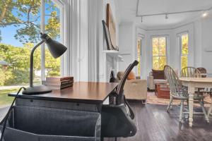 Billede fra billedgalleriet på Cozy 1 Bed Apt Mins to Downtown and Beach Parking i Cobourg