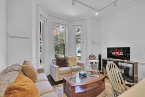 Billede fra billedgalleriet på Cozy 1 Bed Apt Mins to Downtown and Beach Parking i Cobourg + 20 billeder