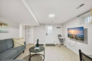 Ảnh trong thư viện ảnh của Comfy 2BR Apt near Beach and Downtown Free Parking ở Oshawa