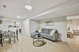 Ảnh trong thư viện ảnh của Comfy 2BR Apt near Beach and Downtown Free Parking ở Oshawa +27 ảnh