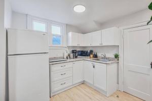 Gallery image of 2BR Apt Mins from Beach and Downtown Free Parking in Oshawa