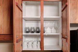 Η κουζίνα ή μικρή κουζίνα στο Rustic A-Frame with Hot Tub Fire pit Pool Table