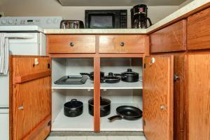 Η κουζίνα ή μικρή κουζίνα στο Rustic A-Frame with Hot Tub Fire pit Pool Table