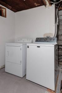 Η κουζίνα ή μικρή κουζίνα στο Rustic A-Frame with Hot Tub Fire pit Pool Table