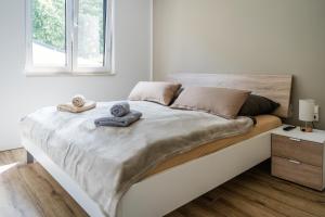 une chambre avec un grand lit avec des serviettes dessus dans l'établissement Seeurlaub Haus Antonia, à Ferch