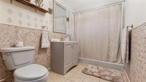 アグアダにあるYellow House Unit A - 2 min walk to the Beachのトイレ、洗面台、シャワー付きのバスルーム
