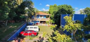 a red car parked in front of a house at Chácara da família Santos in Itupeva