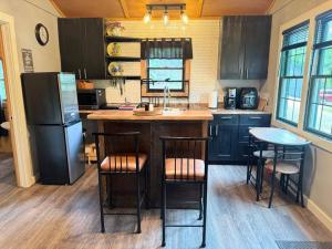 Gallery image of The Holler Cabin in Eureka Springs