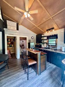 Gallery image of The Holler Cabin in Eureka Springs