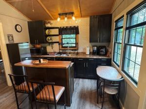 Gallery image of The Holler Cabin in Eureka Springs