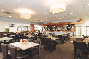 a restaurant with tables and chairs and a bar at Lovely 6 berth caravan Haven wild duck hoilday park in Belton