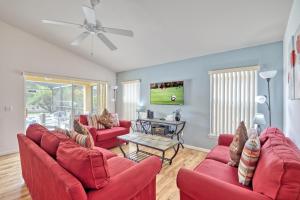 Μια τηλεόραση ή/και κέντρο ψυχαγωγίας στο 426 - Beautiful 4 Bed Lake View Villa with South Facing Pool, Spa and Deck